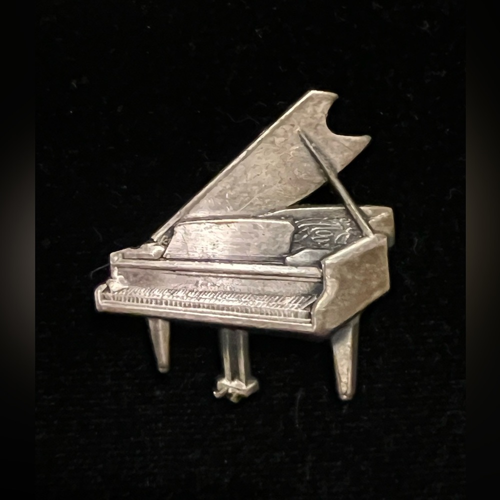 UNISEX PIANO PIN.